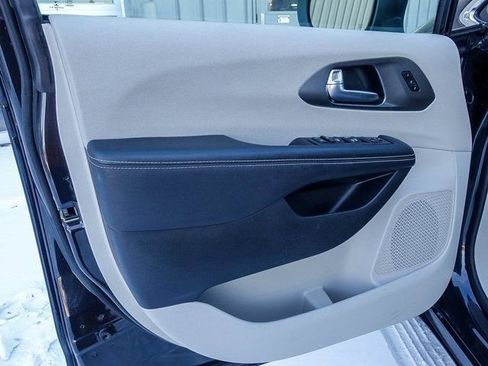 Used 2023 Chrysler Pacifica Touring-L image 28