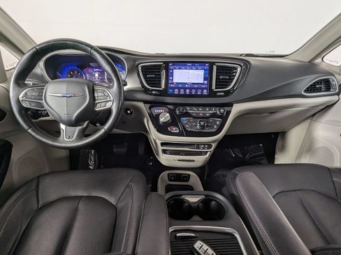 Used 2020 Chrysler Pacifica Touring-L Plus w/ Tire & Wheel Group FWD image 16