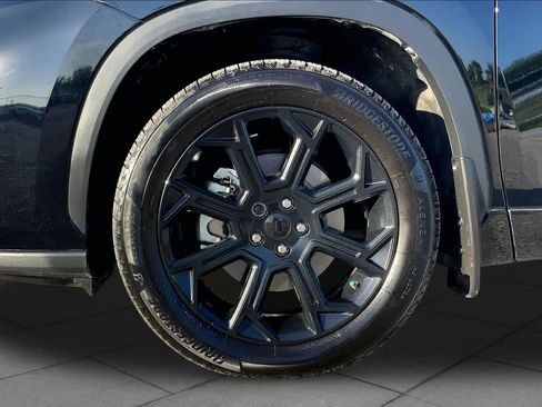 Used 2023 Toyota Highlander LE FWD image 11