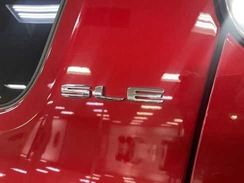 Used 2022 GMC Acadia SLE w/ Driver Convenience Package image 6