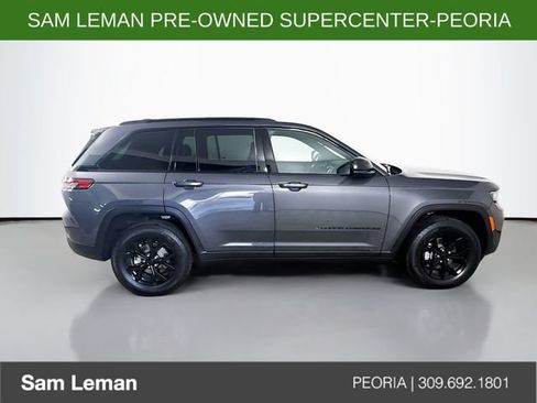 Used 2025 Jeep Grand Cherokee Altitude image 8