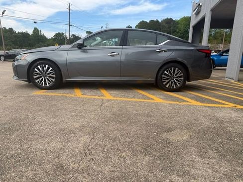 Used 2023 Nissan Altima 2.5 SV FWD image 9