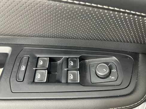 Used 2025 Volkswagen Atlas SE AWD/4WD image 13