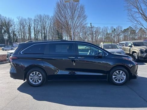 Used 2025 Toyota Sienna XLE image 4