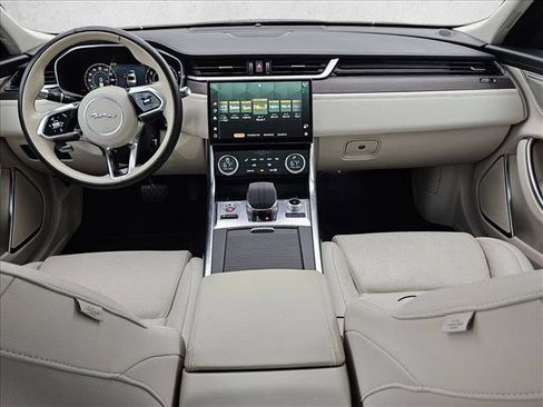 Used 2021 Jaguar XF SE RWD image 18