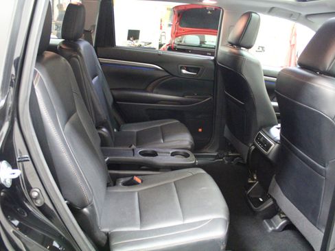 Used 2017 Toyota Highlander Limited Platinum image 29