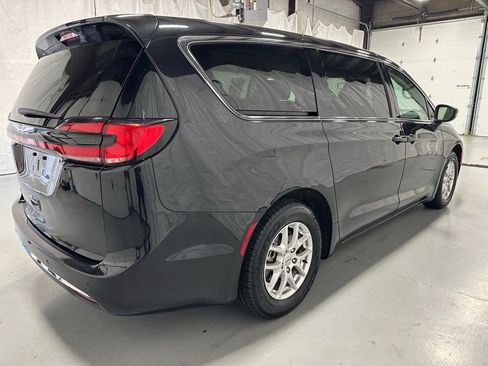 Used 2023 Chrysler Pacifica Touring-L image 7