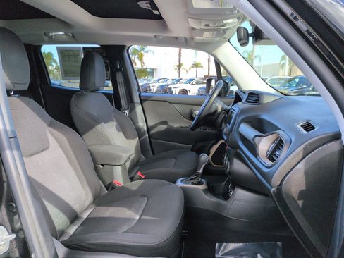 Used 2016 Jeep Renegade Latitude w/ Popular Equipment Group image 31