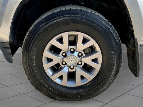 Used 2017 Toyota Tacoma SR5 w/ Tow Package RWD image 11