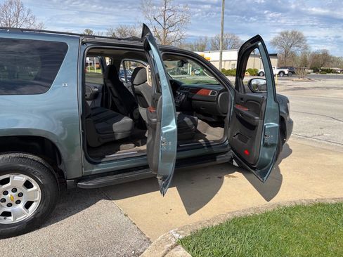 Used 2009 Chevrolet Suburban LT w/ Convenience Package 1 image 10