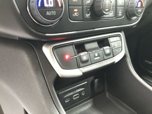 Used 2023 GMC Terrain SLT w/ Infotainment Package II image 27