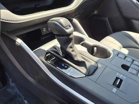 Used 2025 Toyota Highlander XLE FWD image 12