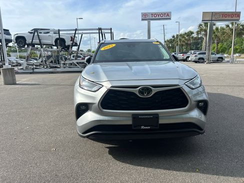 Used 2025 Toyota Highlander XLE image 7