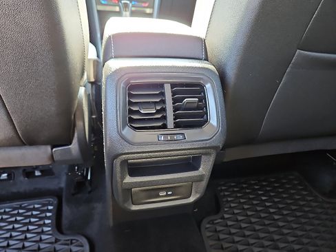 Certified 2025 Volkswagen Taos SE image 8