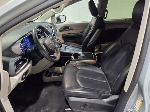 Used 2023 Chrysler Pacifica Touring-L image 9