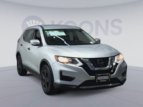 Used 2018 Nissan Rogue S image 4