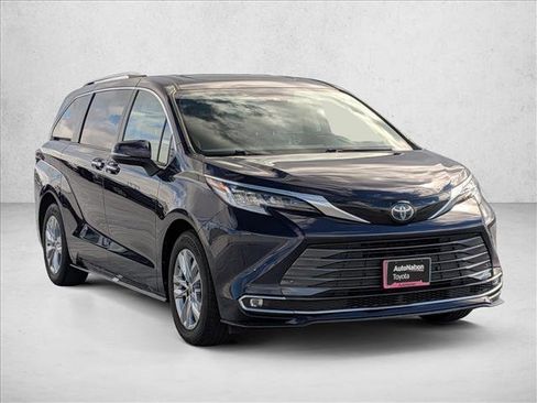 Certified 2023 Toyota Sienna Limited image 3
