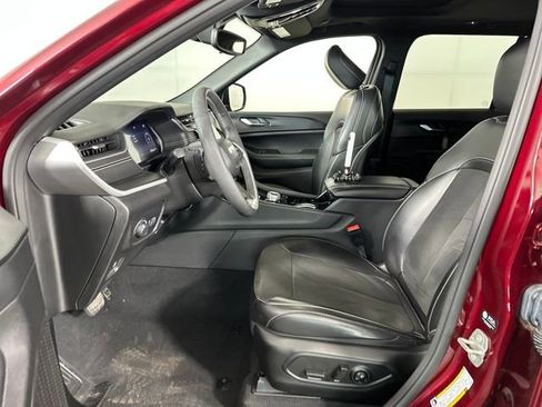 Used 2023 Jeep Grand Cherokee Altitude image 11