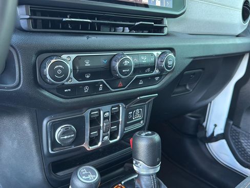 Used 2024 Jeep Wrangler Sport S image 24