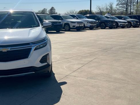Used 2023 Chevrolet Equinox LT image 3