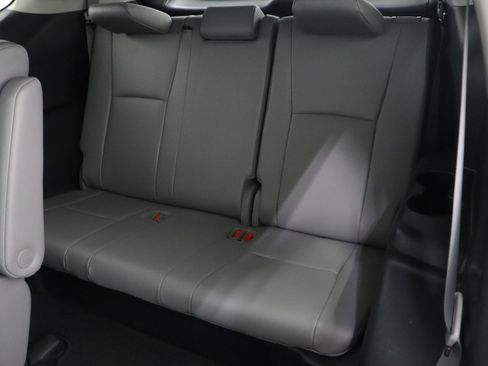 Used 2021 Toyota Highlander XLE FWD image 34