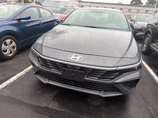 Used 2025 Hyundai Elantra SEL FWD image 4