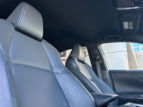 Certified 2023 Toyota Venza XLE AWD/4WD image 17