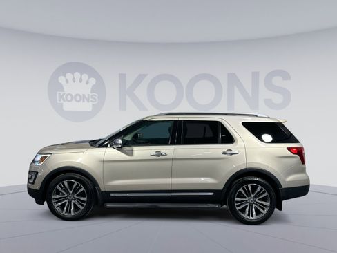 Used 2017 Ford Explorer Platinum image 2