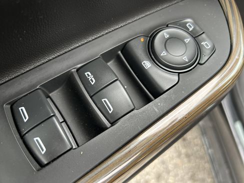 Used 2023 GMC Acadia SLE w/ Driver Convenience Package image 21