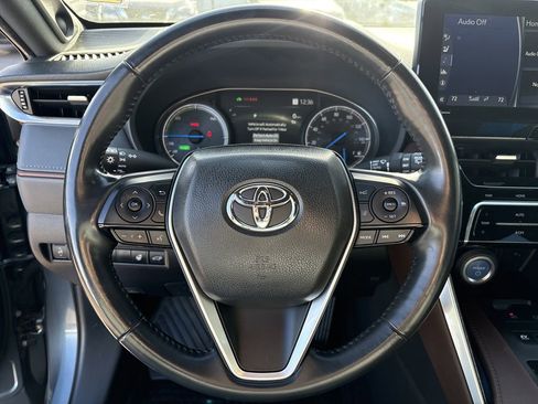 Used 2021 Toyota Venza image 12