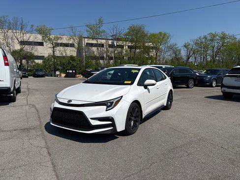 Used 2025 Toyota Corolla SE w/ SE Premium Package image 3