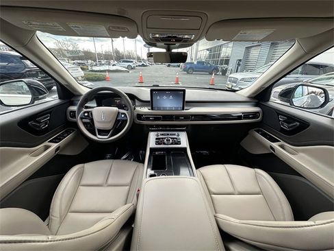 Certified 2023 Lincoln Aviator Standard w/ Premium Package image 16