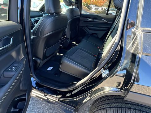 New 2025 Jeep Grand Cherokee Altitude image 21