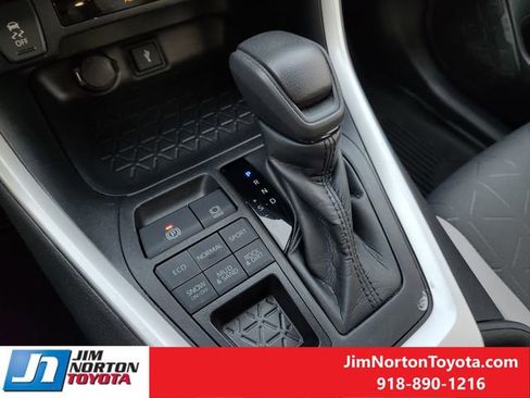 Used 2022 Toyota RAV4 XLE AWD/4WD image 21