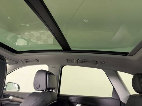 Used 2024 Audi Q5 e Premium w/ Convenience Package image 15