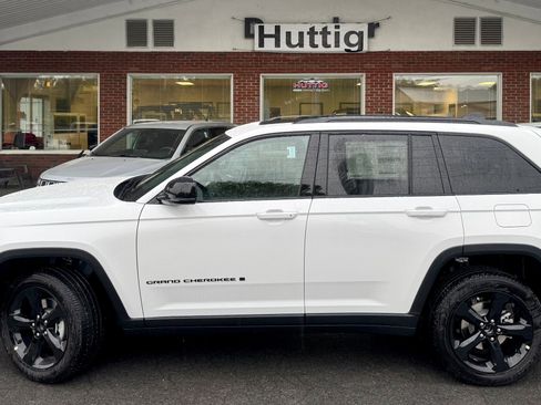 New 2025 Jeep Grand Cherokee Altitude image 2