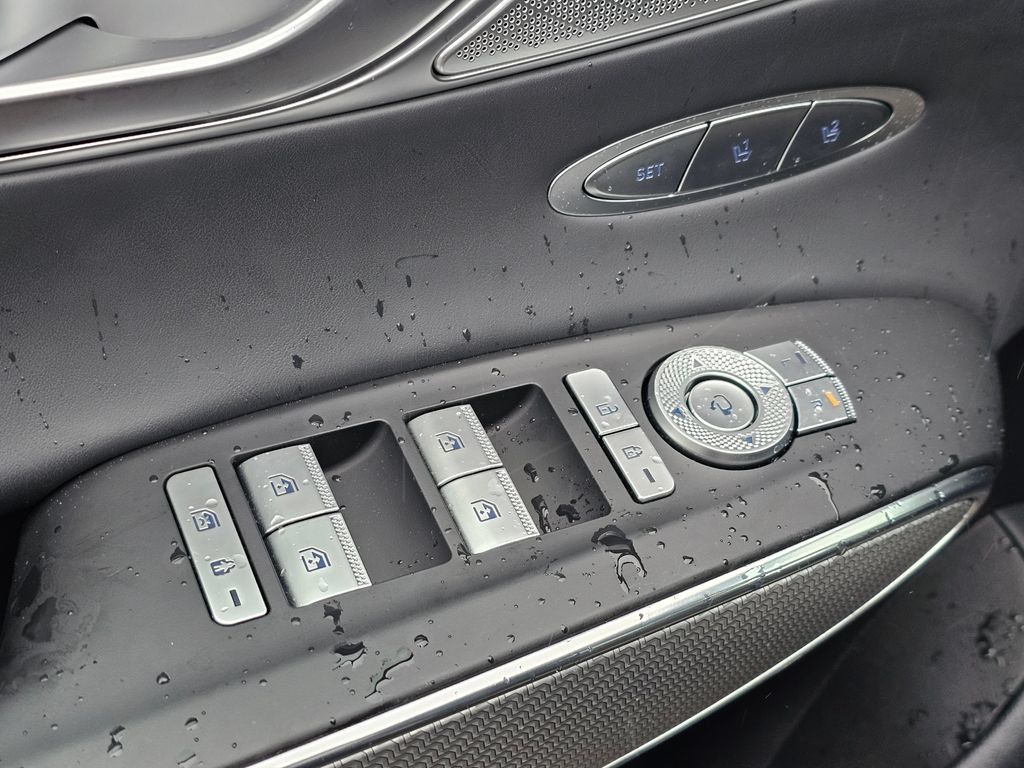 Certified 2025 Genesis GV70 3.5T Sport AWD/4WD image 32