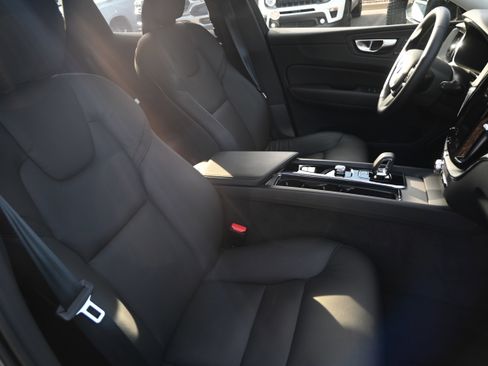Used 2025 Volvo XC60 B5 Plus image 15
