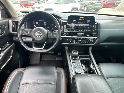 Used 2023 Nissan Pathfinder Platinum w/ Cargo Package AWD/4WD image 10