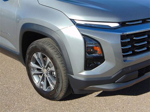Used 2025 Chevrolet Equinox LT w/ Safety and Technology Package image 2