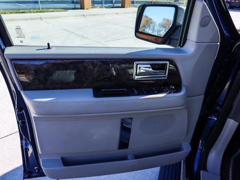 Used 2015 Lincoln Navigator 4WD image 33