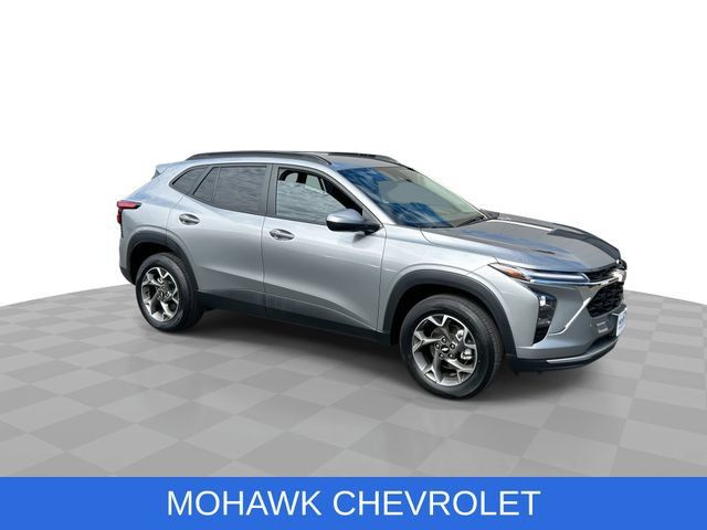 Used 2024 Chevrolet Trax LT w/ Driver Confidence Package FWD image 2