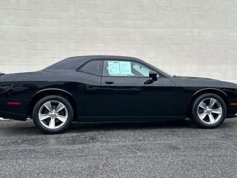 Used 2018 Dodge Challenger SXT image 3