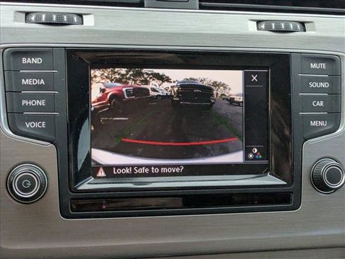 Used 2015 Volkswagen Golf TDI SE image 9