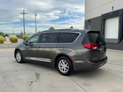Used 2020 Chrysler Pacifica Touring-L FWD image 3
