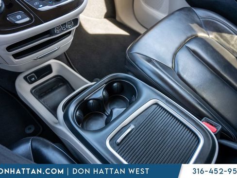 Used 2023 Chrysler Pacifica Touring-L FWD image 15