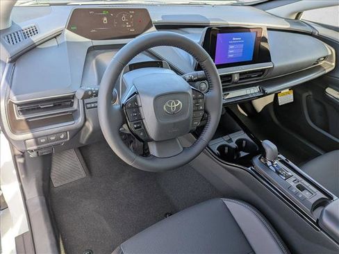 Used 2025 Toyota Camry SE FWD image 3