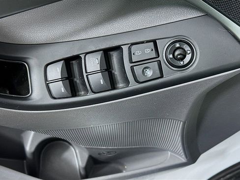 Used 2015 Hyundai Elantra SE FWD image 22