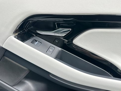 Used 2025 Land Rover Range Rover Evoque Dynamic SE image 19