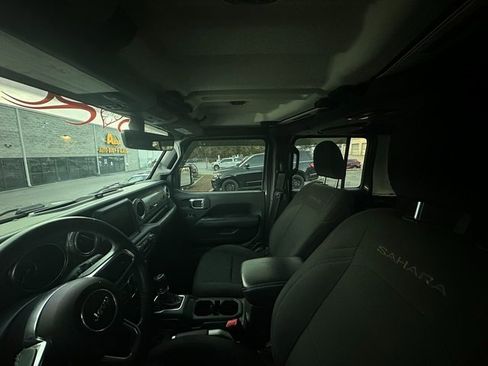 Used 2018 Jeep Wrangler Unlimited Sahara image 3